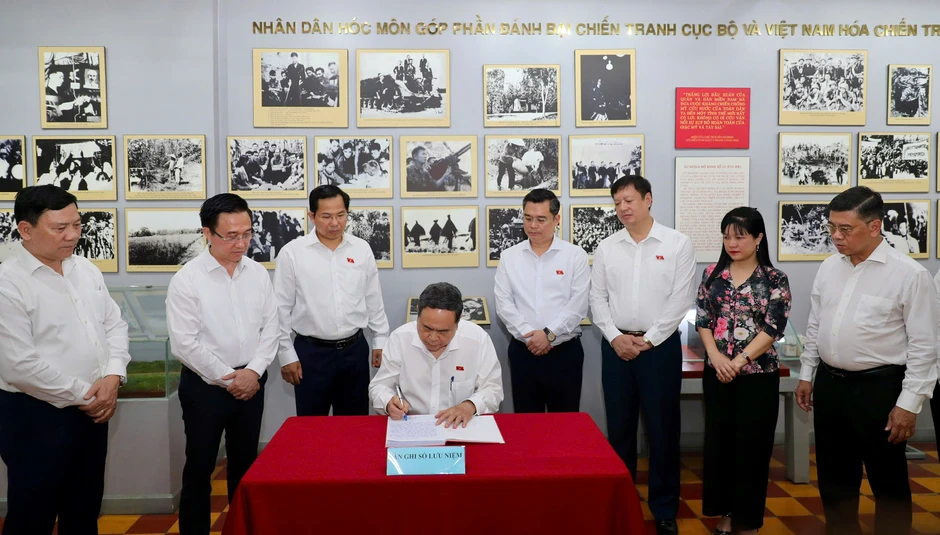 Chủ tịch Quốc hội dâng hương tại Di tích "Địa điểm Dinh Quận Hóc Môn", TPHCM Chủ tịch Quốc hội dâng hương tại Di tích "Địa điểm Dinh Quận Hóc Môn", TPHCM