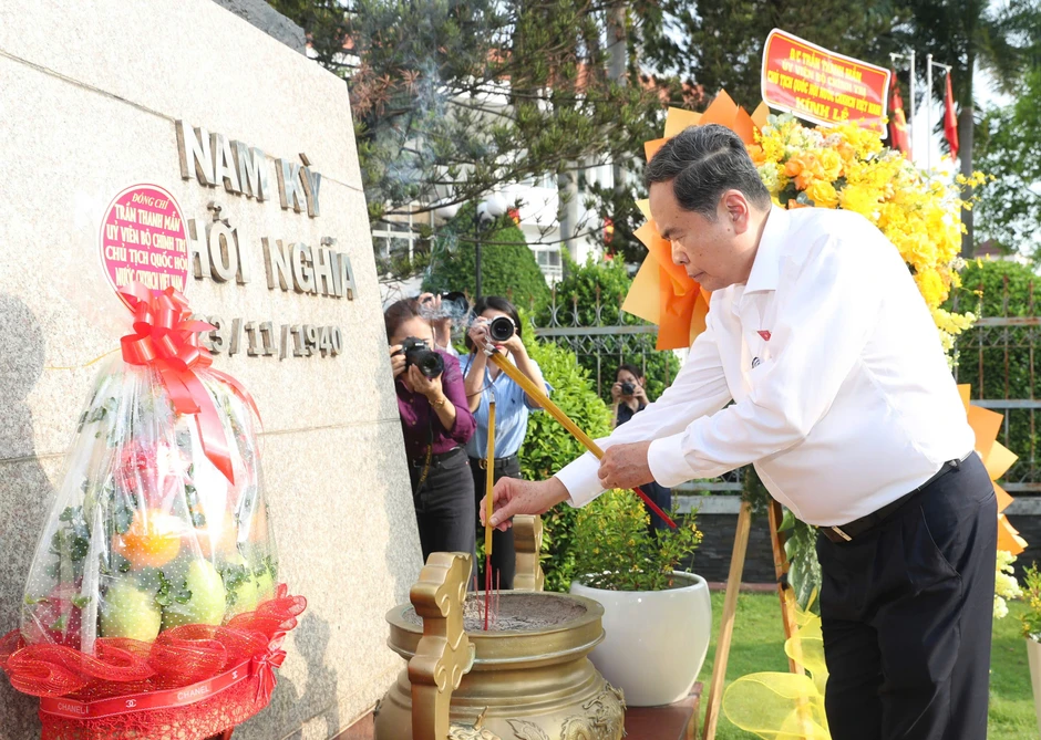 Chủ tịch Quốc hội dâng hương tại Di tích "Địa điểm Dinh Quận Hóc Môn", TPHCM Chủ tịch Quốc hội dâng hương tại Di tích "Địa điểm Dinh Quận Hóc Môn", TPHCM