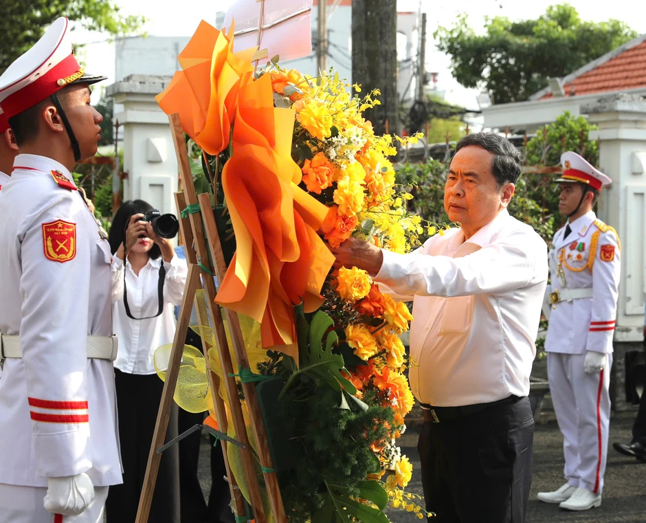 Chủ tịch Quốc hội dâng hương tại Di tích "Địa điểm Dinh Quận Hóc Môn", TPHCM Chủ tịch Quốc hội dâng hương tại Di tích "Địa điểm Dinh Quận Hóc Môn", TPHCM