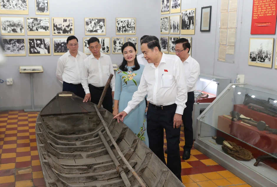Chủ tịch Quốc hội dâng hương tại Di tích "Địa điểm Dinh Quận Hóc Môn", TPHCM Chủ tịch Quốc hội dâng hương tại Di tích "Địa điểm Dinh Quận Hóc Môn", TPHCM