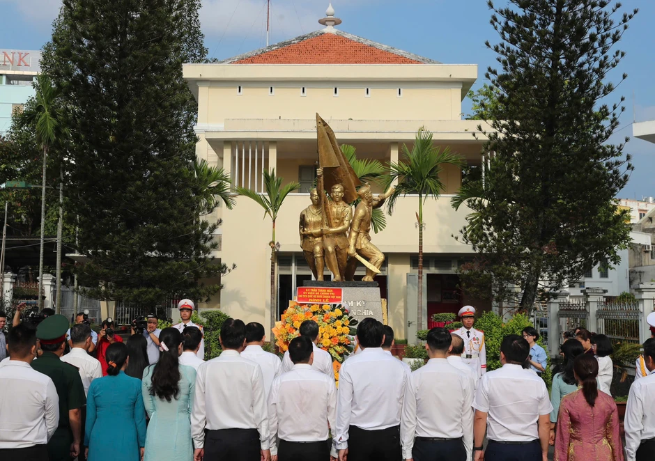 Chủ tịch Quốc hội dâng hương tại Di tích "Địa điểm Dinh Quận Hóc Môn", TPHCM Chủ tịch Quốc hội dâng hương tại Di tích "Địa điểm Dinh Quận Hóc Môn", TPHCM