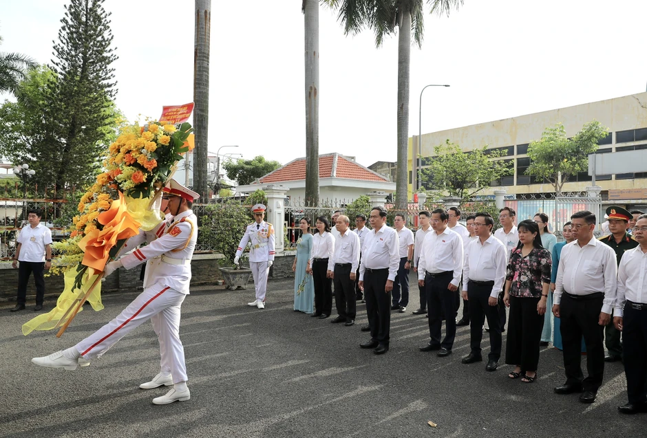 Chủ tịch Quốc hội dâng hương tại Di tích "Địa điểm Dinh Quận Hóc Môn", TPHCM Chủ tịch Quốc hội dâng hương tại Di tích "Địa điểm Dinh Quận Hóc Môn", TPHCM