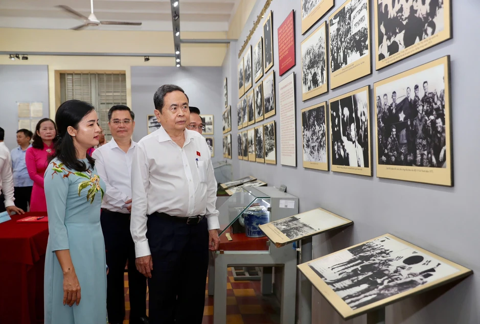Chủ tịch Quốc hội dâng hương tại Di tích "Địa điểm Dinh Quận Hóc Môn", TPHCM Chủ tịch Quốc hội dâng hương tại Di tích "Địa điểm Dinh Quận Hóc Môn", TPHCM