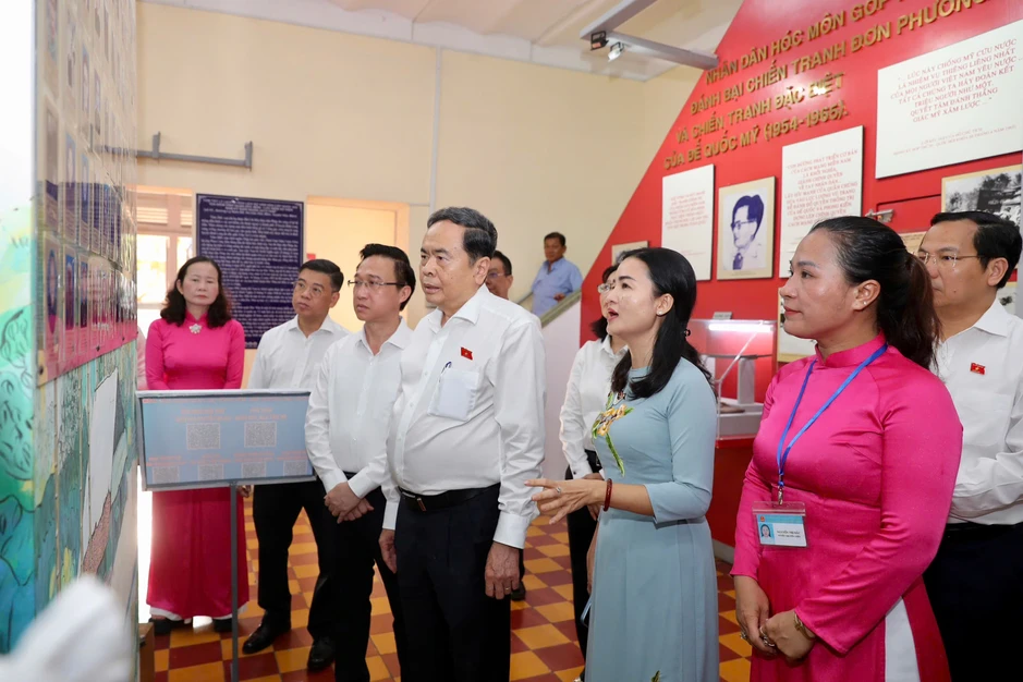 Chủ tịch Quốc hội dâng hương tại Di tích "Địa điểm Dinh Quận Hóc Môn", TPHCM Chủ tịch Quốc hội dâng hương tại Di tích "Địa điểm Dinh Quận Hóc Môn", TPHCM