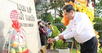 Chủ tịch Quốc hội dâng hương tại Di tích "Địa điểm Dinh Quận Hóc Môn", TPHCM
