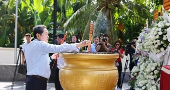 Chủ tịch Quốc hội dâng hương tại nghĩa trang liệt sỹ Long Điền Đất Đỏ