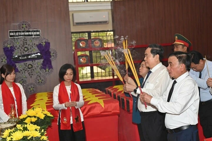 Chủ tịch Quốc hội dâng hương, tri ân các Anh hùng liệt sĩ tại công viên Lê Thị Riêng Chủ tịch Quốc hội dâng hương, tri ân các Anh hùng liệt sĩ tại công viên Lê Thị Riêng