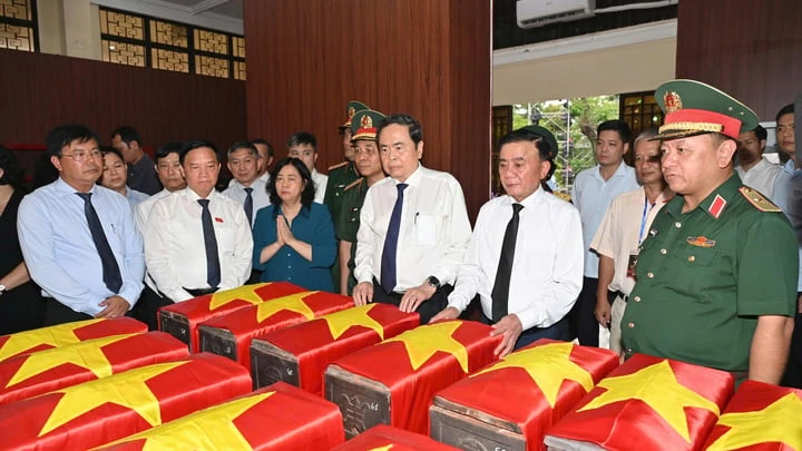 Chủ tịch Quốc hội dâng hương, tri ân các Anh hùng liệt sĩ tại công viên Lê Thị Riêng Chủ tịch Quốc hội dâng hương, tri ân các Anh hùng liệt sĩ tại công viên Lê Thị Riêng