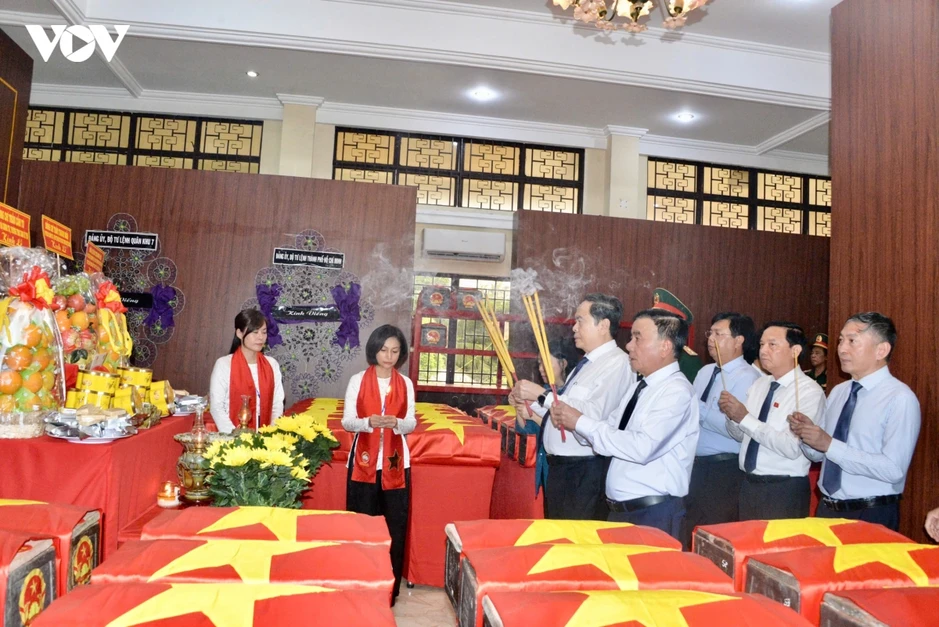 Chủ tịch Quốc hội dâng hương, tri ân các Anh hùng liệt sĩ tại TP Hồ Chí Minh Chủ tịch Quốc hội dâng hương, tri ân các Anh hùng liệt sĩ tại TP Hồ Chí Minh