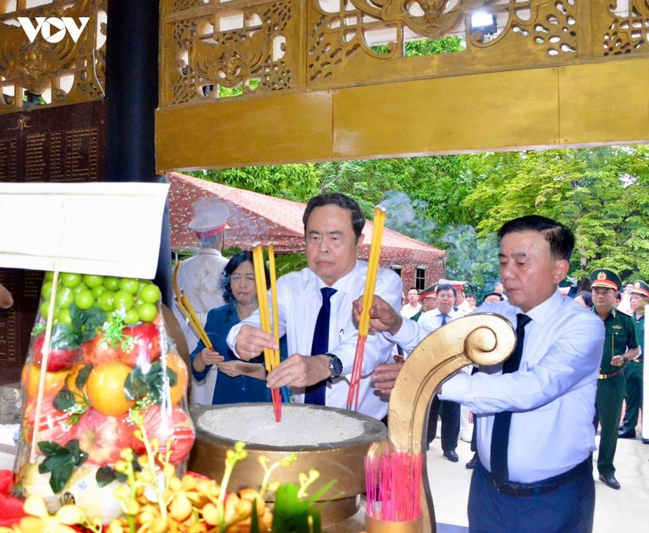 Chủ tịch Quốc hội dâng hương, tri ân các Anh hùng liệt sĩ tại TP Hồ Chí Minh Chủ tịch Quốc hội dâng hương, tri ân các Anh hùng liệt sĩ tại TP Hồ Chí Minh