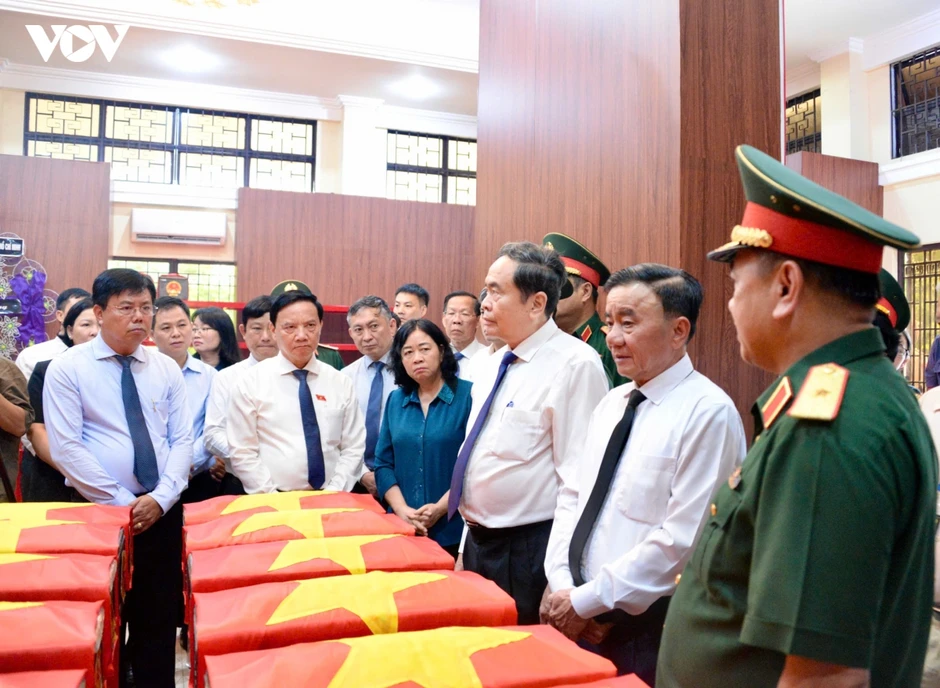 Chủ tịch Quốc hội dâng hương, tri ân các Anh hùng liệt sĩ tại TP Hồ Chí Minh Chủ tịch Quốc hội dâng hương, tri ân các Anh hùng liệt sĩ tại TP Hồ Chí Minh