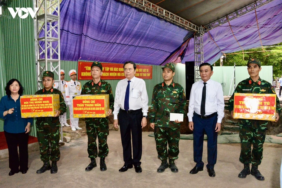 Chủ tịch Quốc hội dâng hương, tri ân các Anh hùng liệt sĩ tại TP Hồ Chí Minh Chủ tịch Quốc hội dâng hương, tri ân các Anh hùng liệt sĩ tại TP Hồ Chí Minh