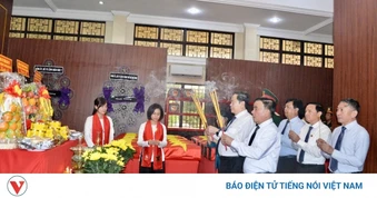Chủ tịch Quốc hội dâng hương, tri ân các Anh hùng liệt sĩ tại TP Hồ Chí Minh