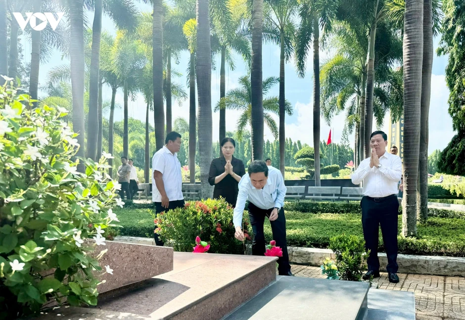 Chủ tịch Quốc hội dâng hương tưởng niệm Anh hùng liệt sĩ Võ Thị Sáu