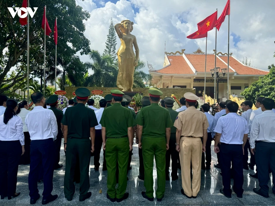 Chủ tịch Quốc hội dâng hương tưởng niệm Anh hùng liệt sĩ Võ Thị Sáu