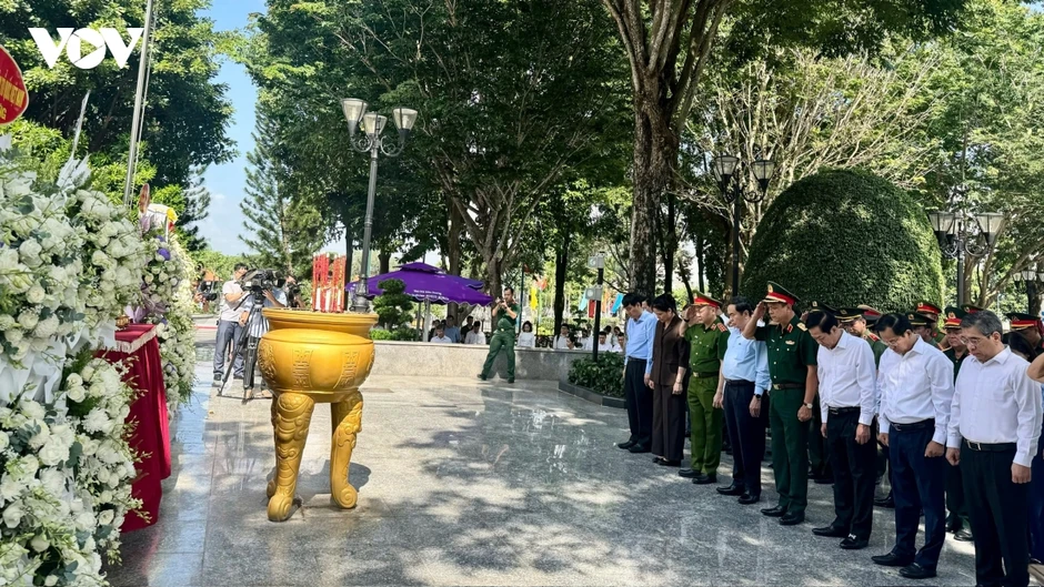 Chủ tịch Quốc hội dâng hương tưởng niệm Anh hùng liệt sĩ Võ Thị Sáu