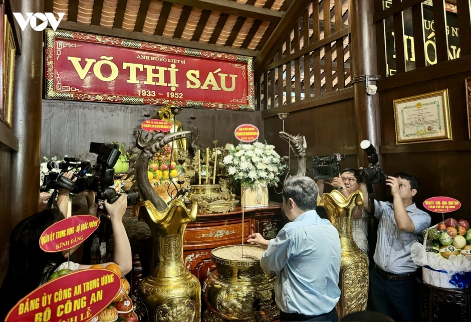 Chủ tịch Quốc hội dâng hương tưởng niệm Anh hùng liệt sĩ Võ Thị Sáu