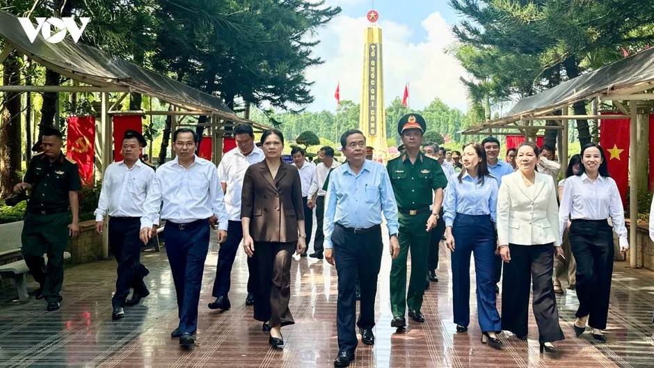 Chủ tịch Quốc hội dâng hương tưởng niệm Anh hùng liệt sĩ Võ Thị Sáu