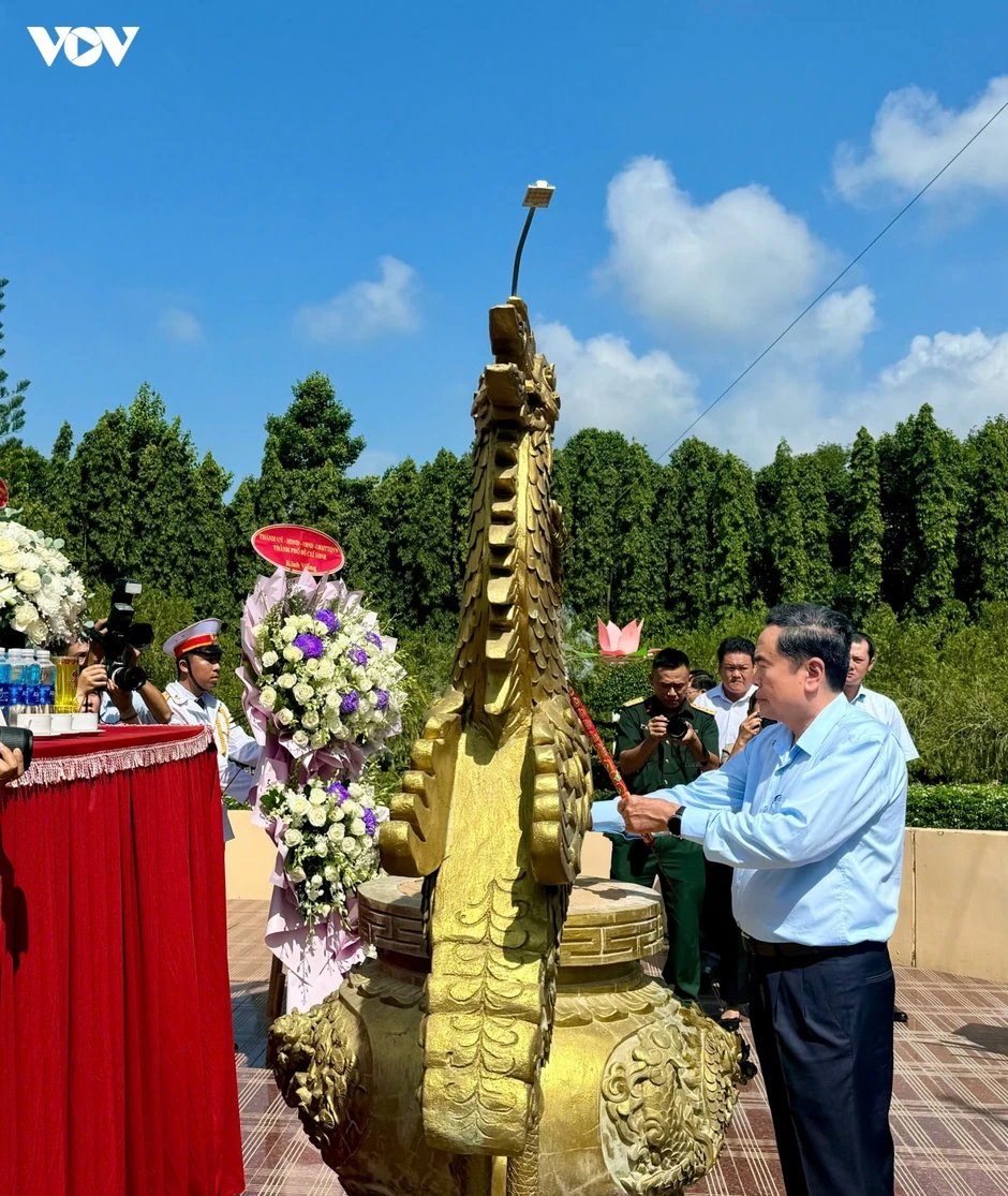 Chủ tịch Quốc hội dâng hương tưởng niệm Anh hùng liệt sĩ Võ Thị Sáu