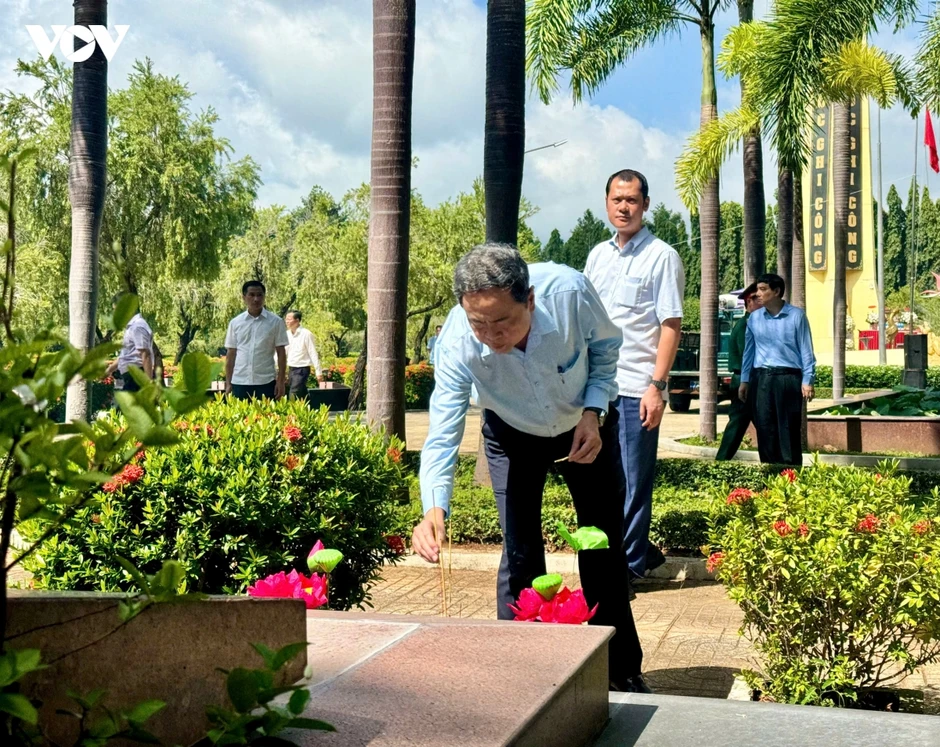 Chủ tịch Quốc hội dâng hương tưởng niệm Anh hùng liệt sĩ Võ Thị Sáu