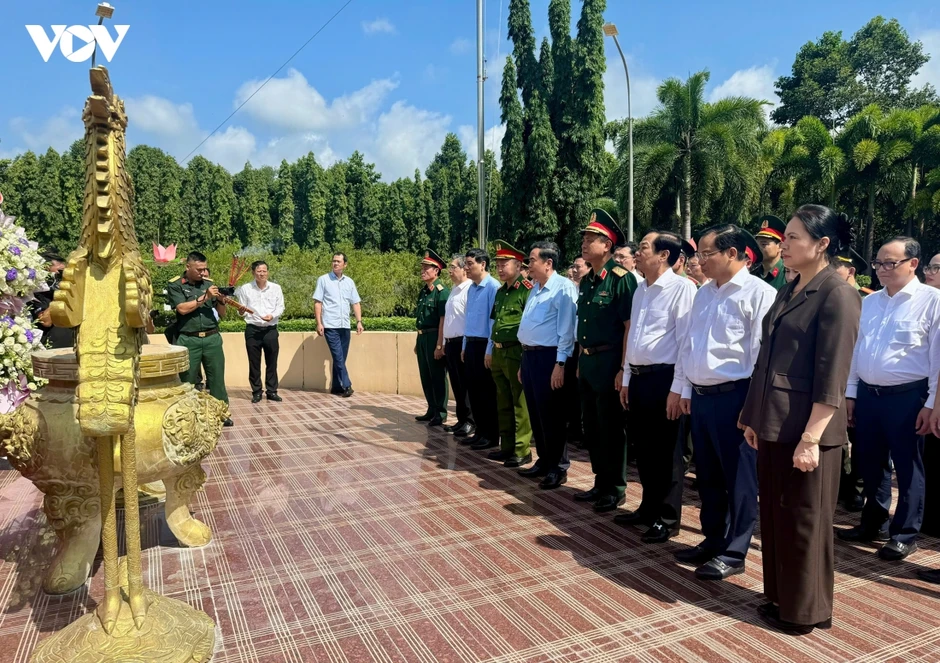 Chủ tịch Quốc hội dâng hương tưởng niệm Anh hùng liệt sĩ Võ Thị Sáu