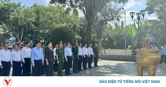 Chủ tịch Quốc hội dâng hương tưởng niệm Anh hùng liệt sĩ Võ Thị Sáu