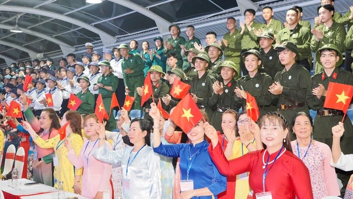 Chủ tịch Quốc hội động viên thanh niên TPHCM lên đường nhập ngũ Chủ tịch Quốc hội động viên thanh niên TPHCM lên đường nhập ngũ