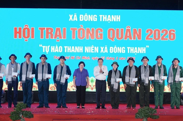 Chủ tịch Quốc hội động viên thanh niên TPHCM lên đường nhập ngũ Chủ tịch Quốc hội động viên thanh niên TPHCM lên đường nhập ngũ