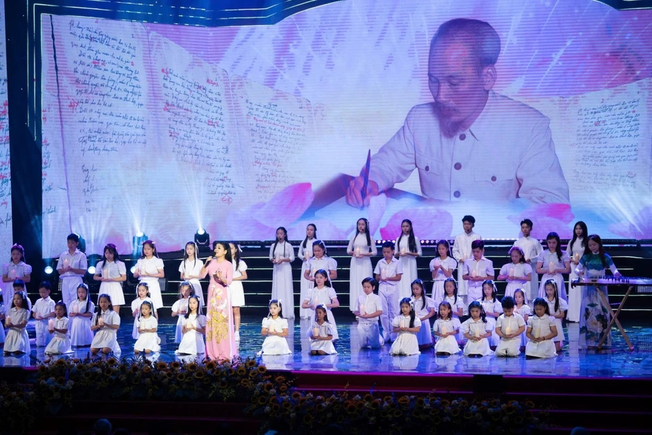 Chủ tịch Quốc hội dự Chương trình nghệ thuật chính luận "Nắng Ba Đình" Chủ tịch Quốc hội dự Chương trình nghệ thuật chính luận "Nắng Ba Đình"