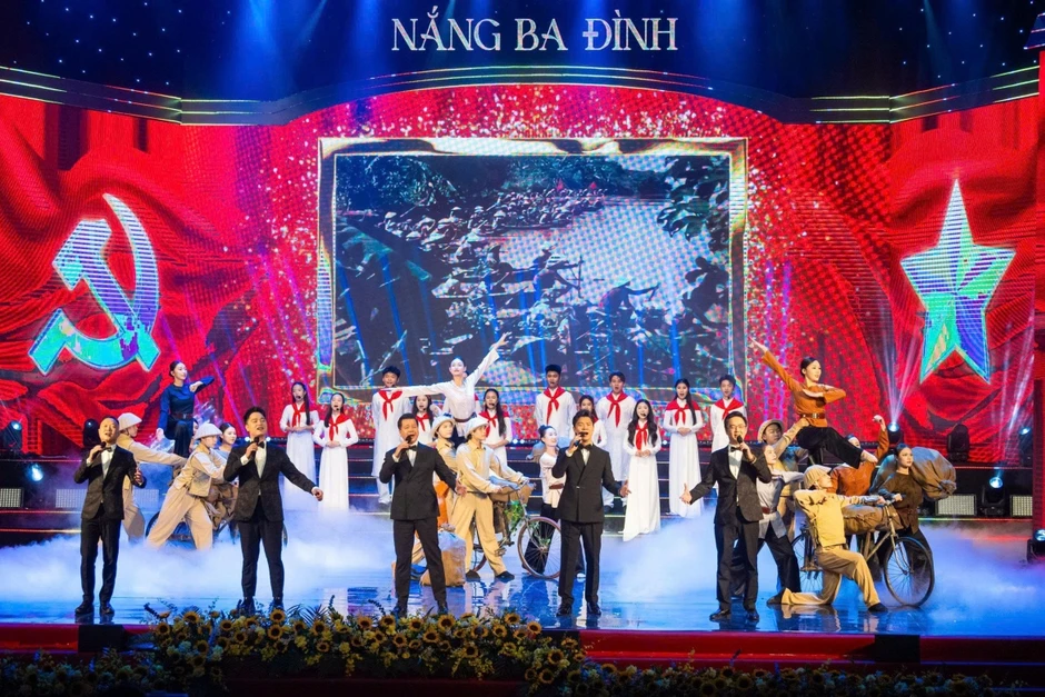 Chủ tịch Quốc hội dự Chương trình nghệ thuật chính luận "Nắng Ba Đình" Chủ tịch Quốc hội dự Chương trình nghệ thuật chính luận "Nắng Ba Đình"