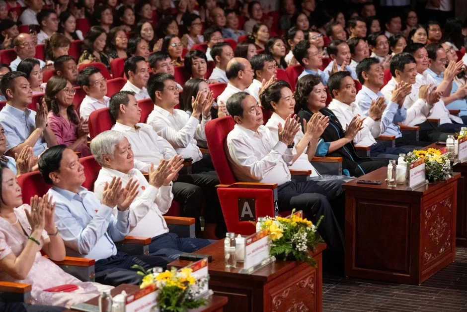 Chủ tịch Quốc hội dự Chương trình nghệ thuật chính luận "Nắng Ba Đình" Chủ tịch Quốc hội dự Chương trình nghệ thuật chính luận "Nắng Ba Đình"
