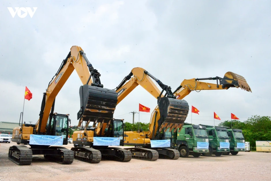 Chủ tịch Quốc hội dự Lễ khởi công Dự án trục không gian Quốc lộ 1A Chủ tịch Quốc hội dự Lễ khởi công Dự án trục không gian Quốc lộ 1A