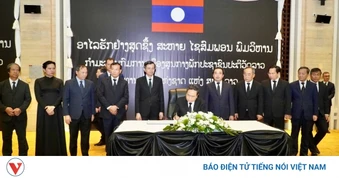 Chủ tịch Quốc hội ghi sổ tang tại Lễ viếng đồng chí Saysomphone Phomvihane