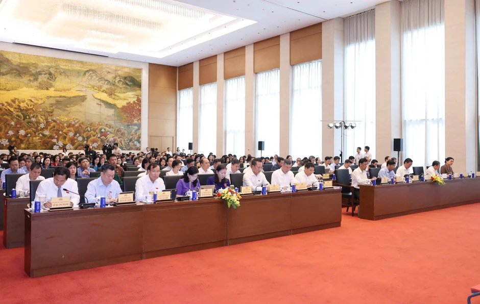 Chủ tịch Quốc hội: Không “theo kịp cuộc sống” bằng việc sửa luật liên tục Chủ tịch Quốc hội: Không “theo kịp cuộc sống” bằng việc sửa luật liên tục