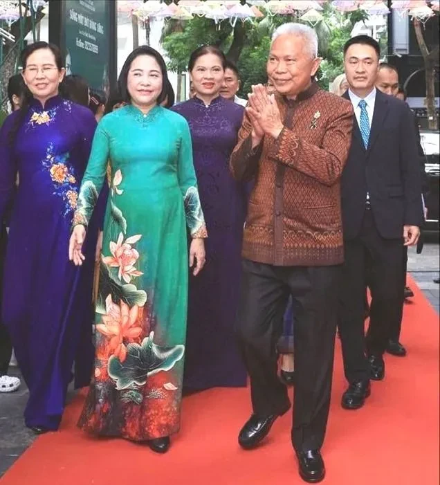 Chủ tịch Quốc hội kiêm Chủ tịch Hạ viện Thái Lan dự triển lãm Đan kết hữu nghị và thăm Đền Ngọc Sơn Chủ tịch Quốc hội kiêm Chủ tịch Hạ viện Thái Lan dự triển lãm Đan kết hữu nghị và thăm Đền Ngọc Sơn