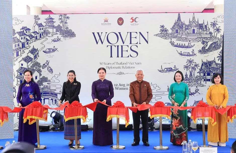 Chủ tịch Quốc hội kiêm Chủ tịch Hạ viện Thái Lan dự triển lãm Đan kết hữu nghị và thăm Đền Ngọc Sơn Chủ tịch Quốc hội kiêm Chủ tịch Hạ viện Thái Lan dự triển lãm Đan kết hữu nghị và thăm Đền Ngọc Sơn
