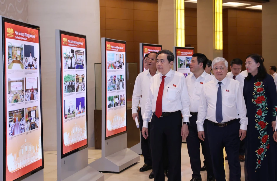 Chủ tịch Quốc hội: "Không giám sát vấn đề mới bằng tư duy, phương thức cũ" Chủ tịch Quốc hội: "Không giám sát vấn đề mới bằng tư duy, phương thức cũ"