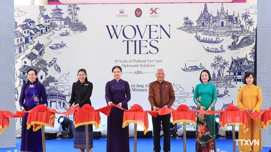 Chủ tịch Quốc hội Thái Lan dự lễ khai mạc Triển lãm kỷ niệm 50 năm thiết lập quan hệ ngoại giao Việt Nam-Thái Lan Chủ tịch Quốc hội Thái Lan dự lễ khai mạc Triển lãm kỷ niệm 50 năm thiết lập quan hệ ngoại giao Việt Nam-Thái Lan