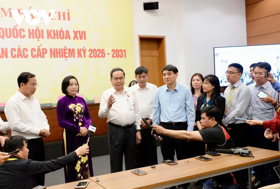 Chủ tịch Quốc hội thăm, động viên phóng viên, BTV tại Trung tâm Báo chí bầu cử Chủ tịch Quốc hội thăm, động viên phóng viên, BTV tại Trung tâm Báo chí bầu cử