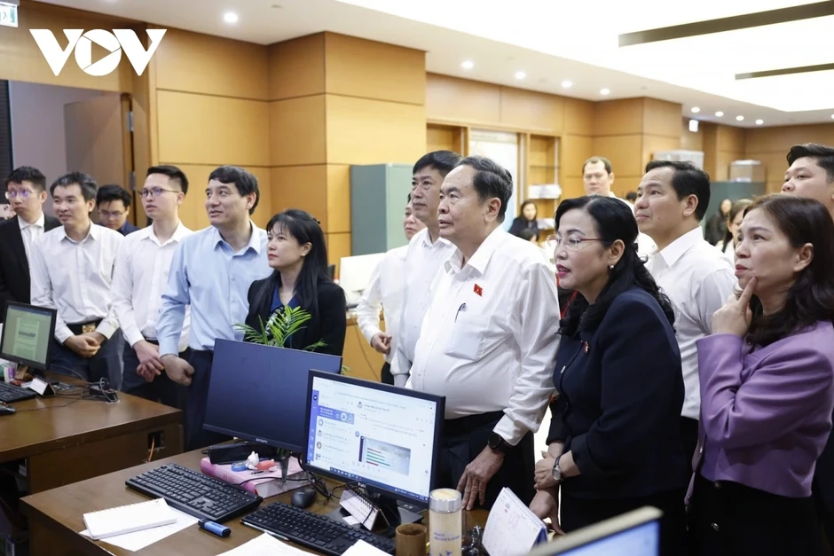 Chủ tịch Quốc hội thăm, động viên phóng viên, BTV tại Trung tâm Báo chí bầu cử Chủ tịch Quốc hội thăm, động viên phóng viên, BTV tại Trung tâm Báo chí bầu cử