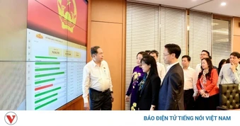 Chủ tịch Quốc hội thăm, động viên phóng viên, BTV tại Trung tâm Báo chí bầu cử