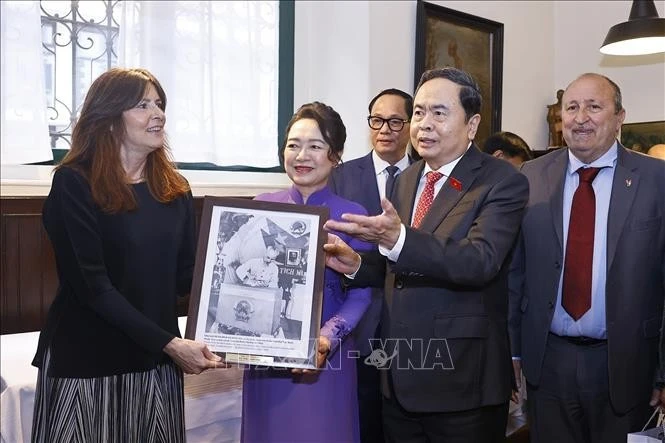 Chủ tịch Quốc hội thăm nơi lưu dấu ấn Chủ tịch Hồ Chí Minh tại thành phố Milan, Italy Chủ tịch Quốc hội thăm nơi lưu dấu ấn Chủ tịch Hồ Chí Minh tại thành phố Milan, Italy