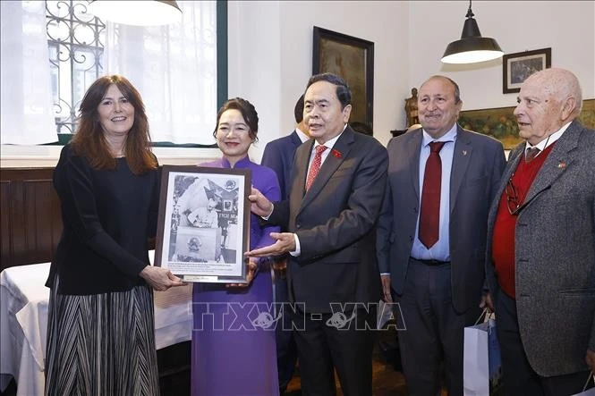 Chủ tịch Quốc hội thăm nơi lưu dấu ấn Chủ tịch Hồ Chí Minh tại thành phố Milan, Italy Chủ tịch Quốc hội thăm nơi lưu dấu ấn Chủ tịch Hồ Chí Minh tại thành phố Milan, Italy