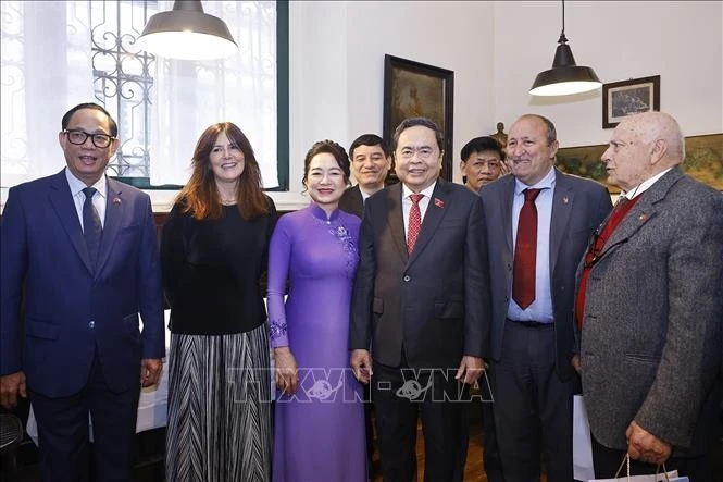 Chủ tịch Quốc hội thăm nơi lưu dấu ấn Chủ tịch Hồ Chí Minh tại thành phố Milan, Italy Chủ tịch Quốc hội thăm nơi lưu dấu ấn Chủ tịch Hồ Chí Minh tại thành phố Milan, Italy