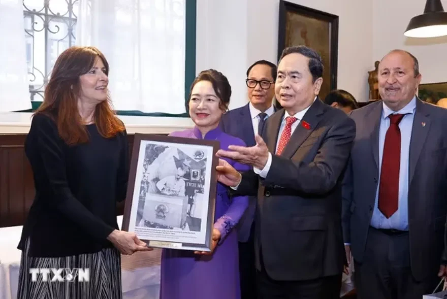 Chủ tịch Quốc hội thăm nơi lưu dấu ấn Chủ tịch Hồ Chí Minh tại thành phố Milan