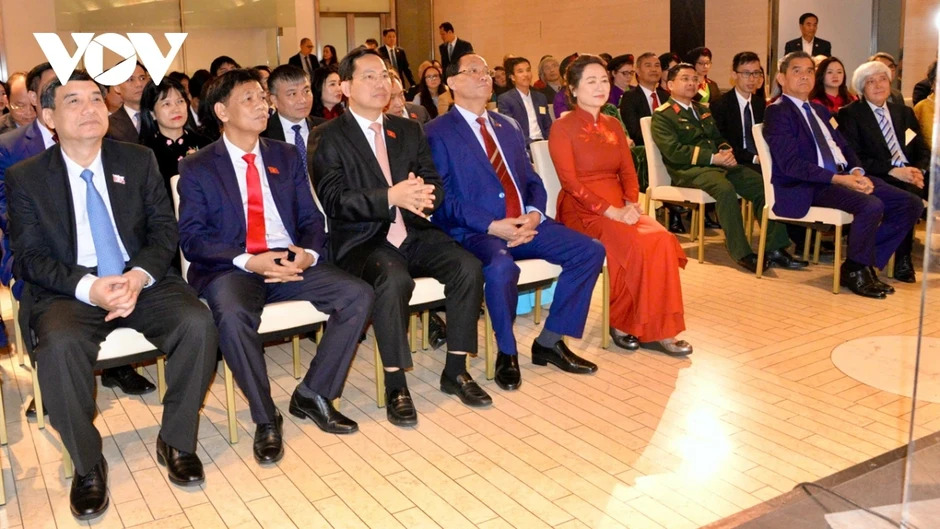 Chủ tịch Quốc hội: Tổ quốc dõi theo và tự hào về người con Việt Nam xa xứ Chủ tịch Quốc hội: Tổ quốc dõi theo và tự hào về người con Việt Nam xa xứ