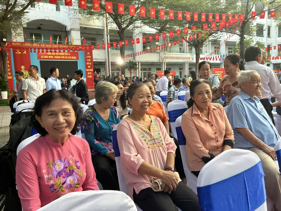 Chủ tịch Quốc hội Trần Thanh Mẫn, Bí thư Thành ủy TPHCM Trần Lưu Quang bỏ phiếu bầu cử tại xã Hóc Môn Chủ tịch Quốc hội Trần Thanh Mẫn, Bí thư Thành ủy TPHCM Trần Lưu Quang bỏ phiếu bầu cử tại xã Hóc Môn