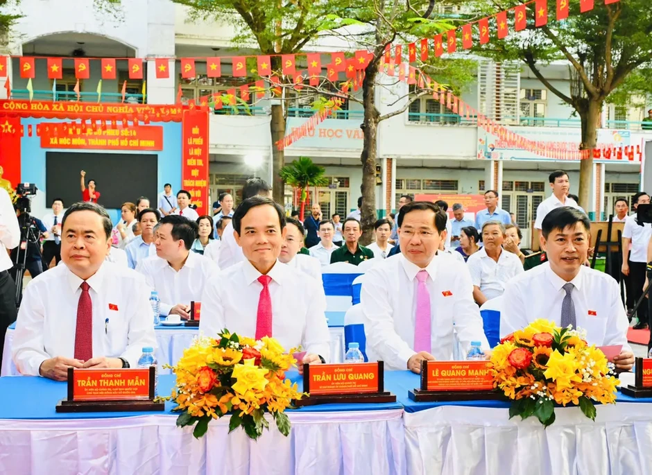 Chủ tịch Quốc hội Trần Thanh Mẫn, Bí thư Thành ủy TPHCM Trần Lưu Quang bỏ phiếu bầu cử tại xã Hóc Môn Chủ tịch Quốc hội Trần Thanh Mẫn, Bí thư Thành ủy TPHCM Trần Lưu Quang bỏ phiếu bầu cử tại xã Hóc Môn