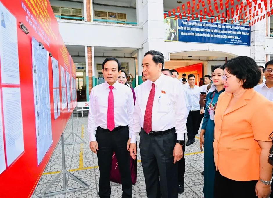 Chủ tịch Quốc hội Trần Thanh Mẫn, Bí thư Thành ủy TPHCM Trần Lưu Quang bỏ phiếu bầu cử tại xã Hóc Môn Chủ tịch Quốc hội Trần Thanh Mẫn, Bí thư Thành ủy TPHCM Trần Lưu Quang bỏ phiếu bầu cử tại xã Hóc Môn