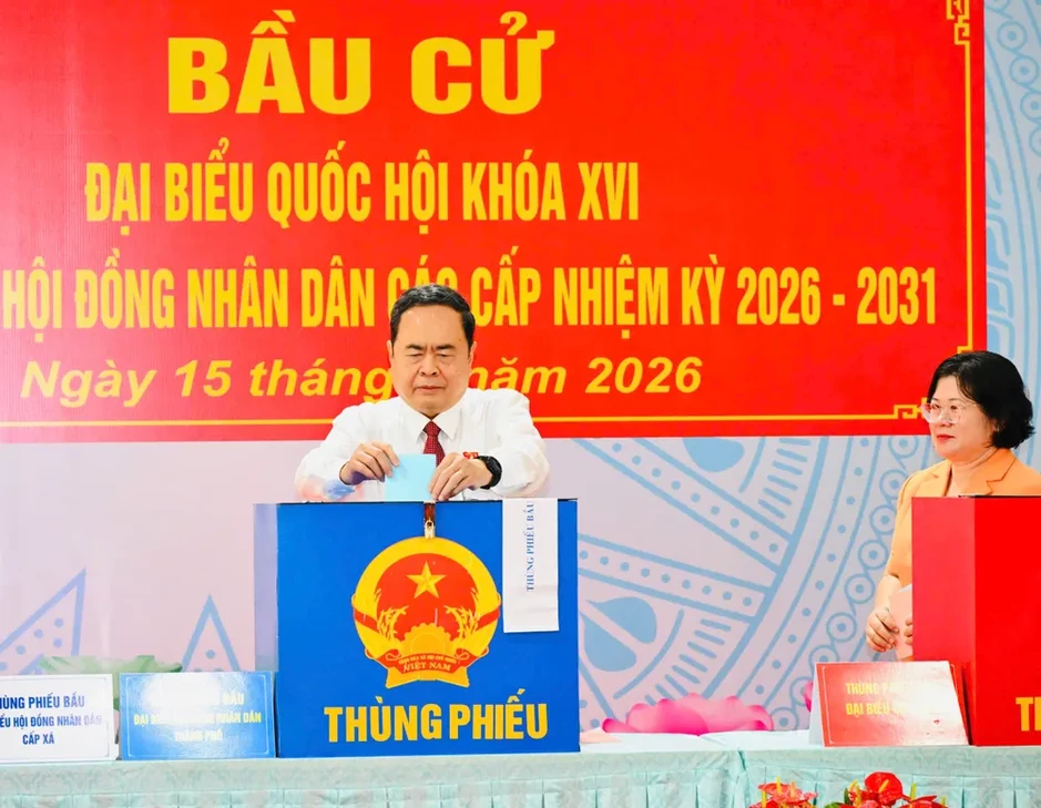 Chủ tịch Quốc hội Trần Thanh Mẫn, Bí thư Thành ủy TPHCM Trần Lưu Quang bỏ phiếu bầu cử tại xã Hóc Môn Chủ tịch Quốc hội Trần Thanh Mẫn, Bí thư Thành ủy TPHCM Trần Lưu Quang bỏ phiếu bầu cử tại xã Hóc Môn